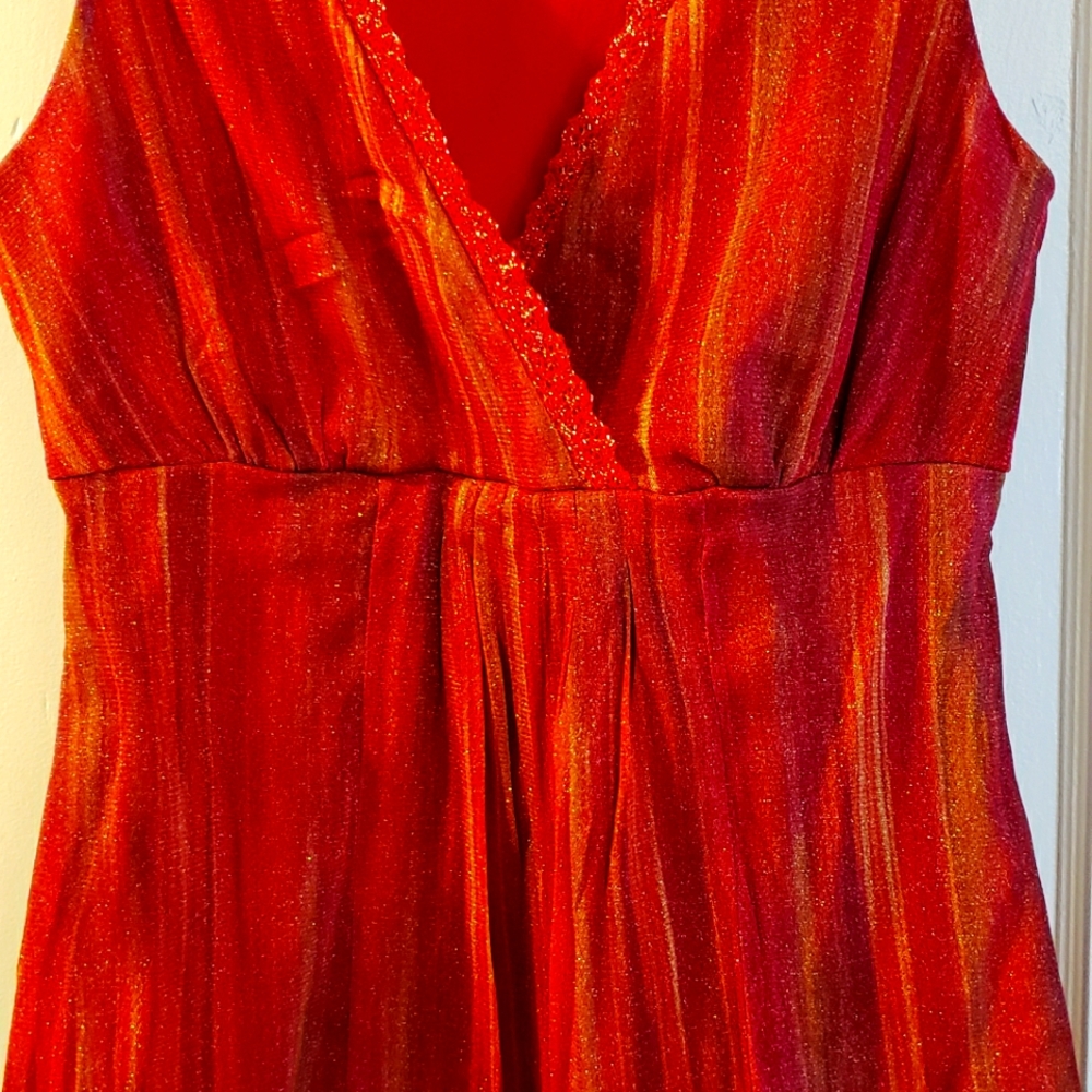 Glittery dressy sleeveless v-neck x-over top. Sz Med